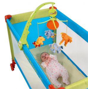 Перекладина с игрушками на кровать