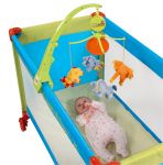 Перекладина с игрушками на кровать